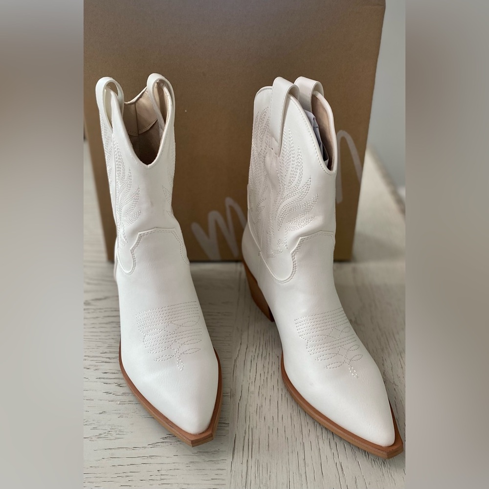 Miim White Embossed Faux Leather Pointed-Toe Western Rodeo Pull-on Ankle Boots 7